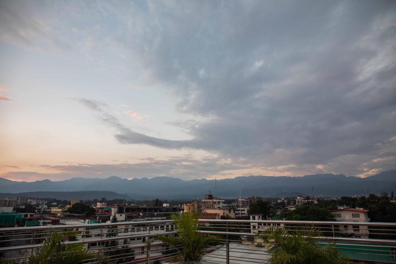 Hotel Alaya Dehradún Kültér fotó