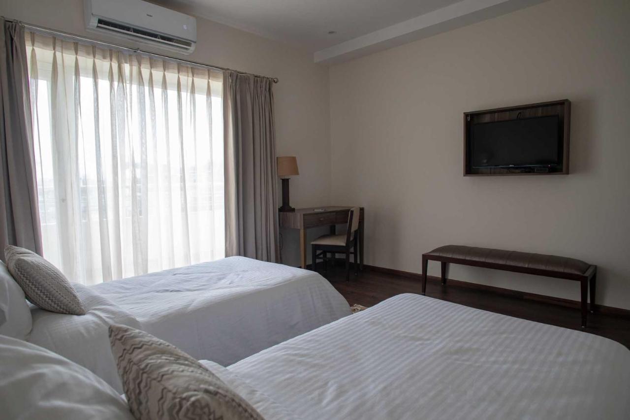 Hotel Alaya Dehradún Kültér fotó