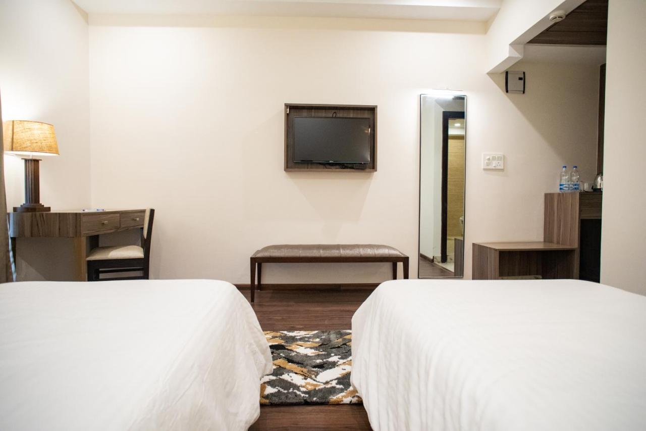 Hotel Alaya Dehradún Kültér fotó