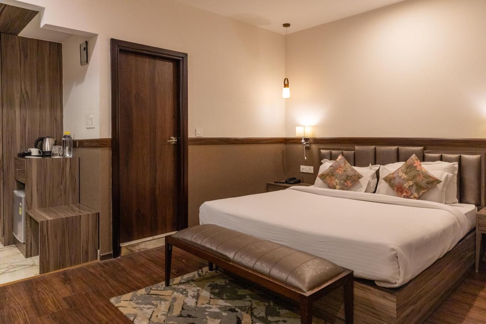 Hotel Alaya Dehradún Kültér fotó