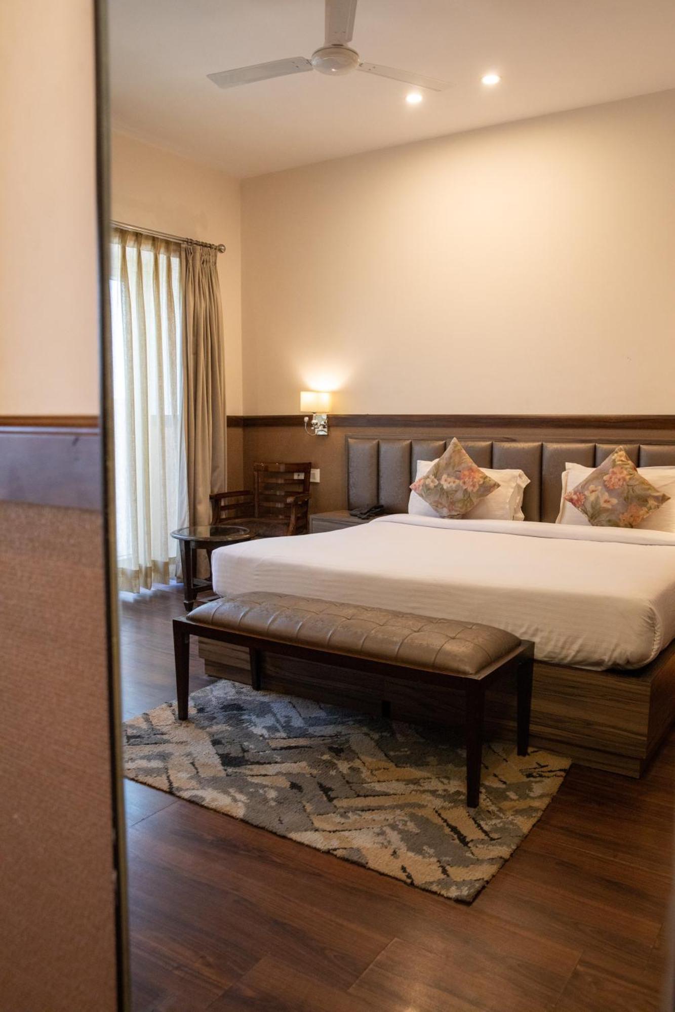 Hotel Alaya Dehradún Kültér fotó