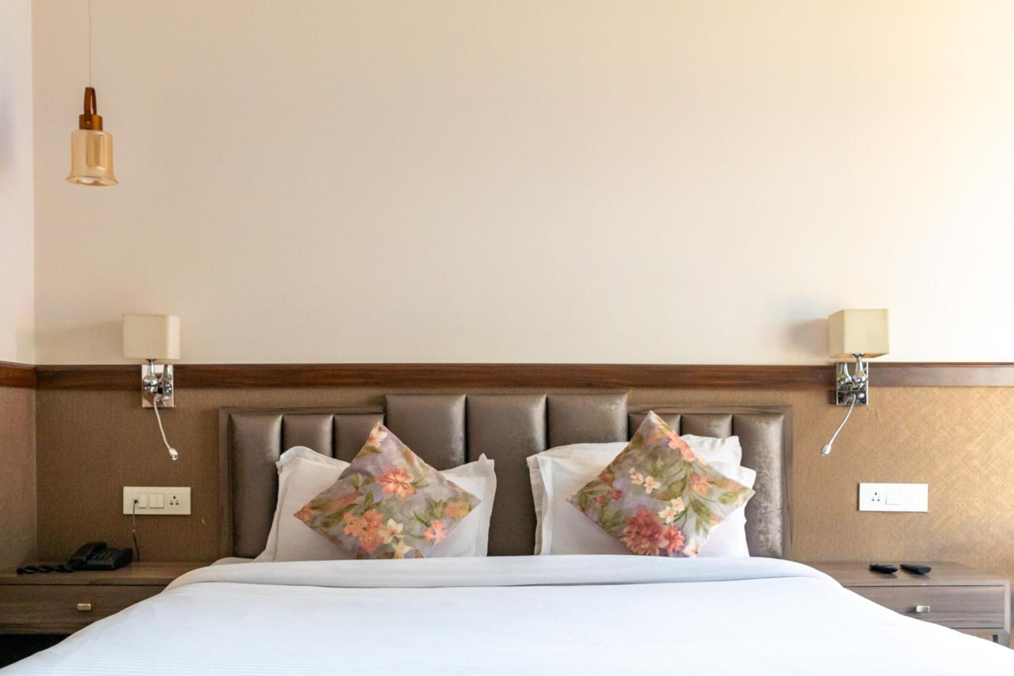 Hotel Alaya Dehradún Kültér fotó